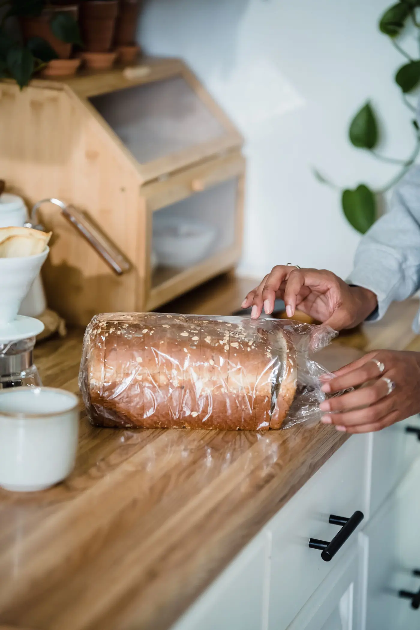 Mains tenant un pain frais dans une cuisine claire