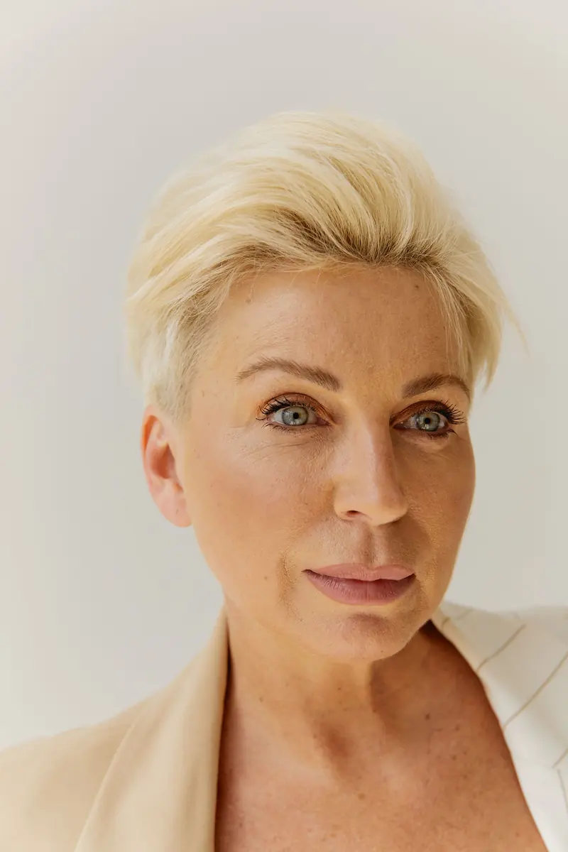 Portrait d'Hélène Marchal, coach business, cheveux blonds courts, regard calme
